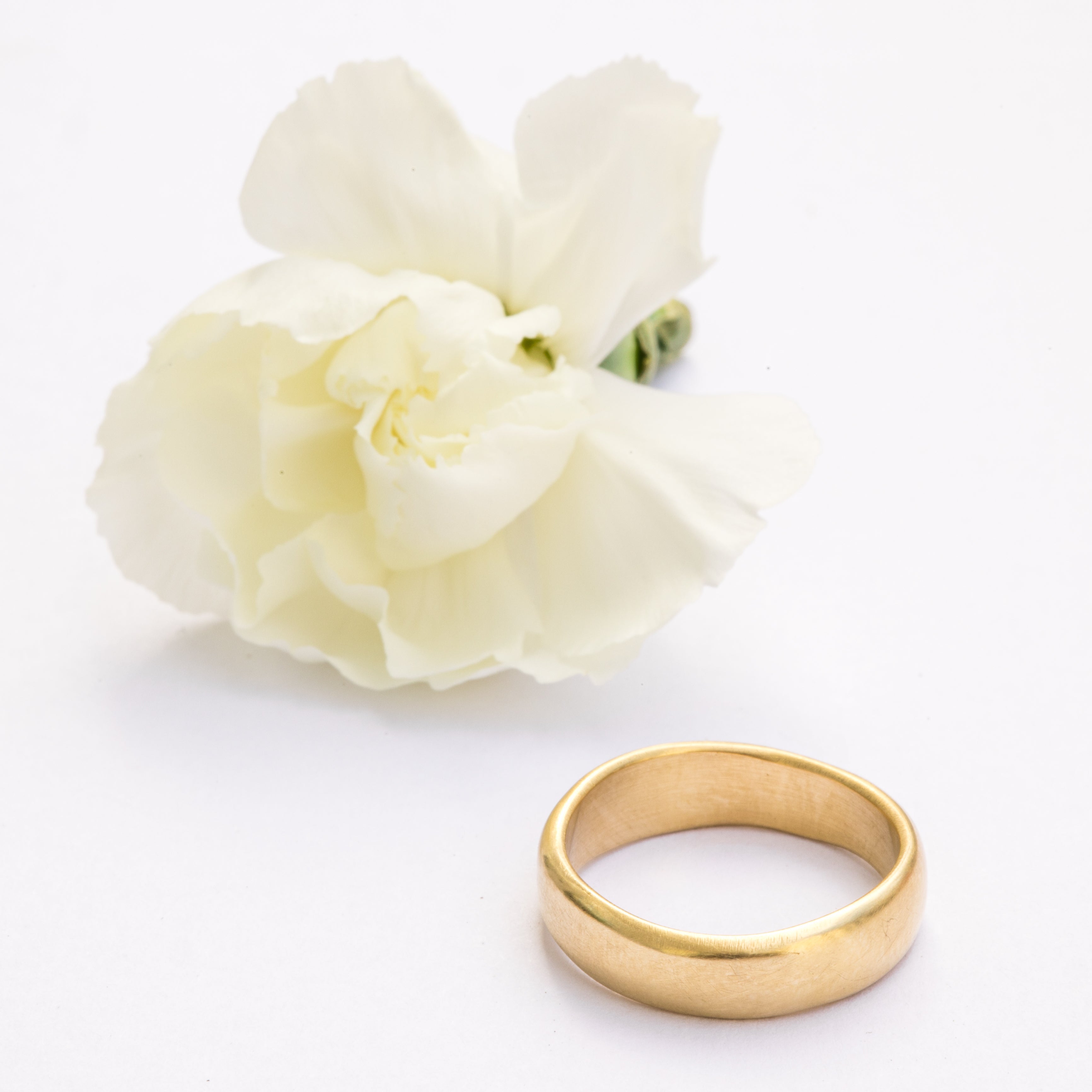 How to Pair a Wide Women’s Wedding Band With an Engagement Ring - MTD