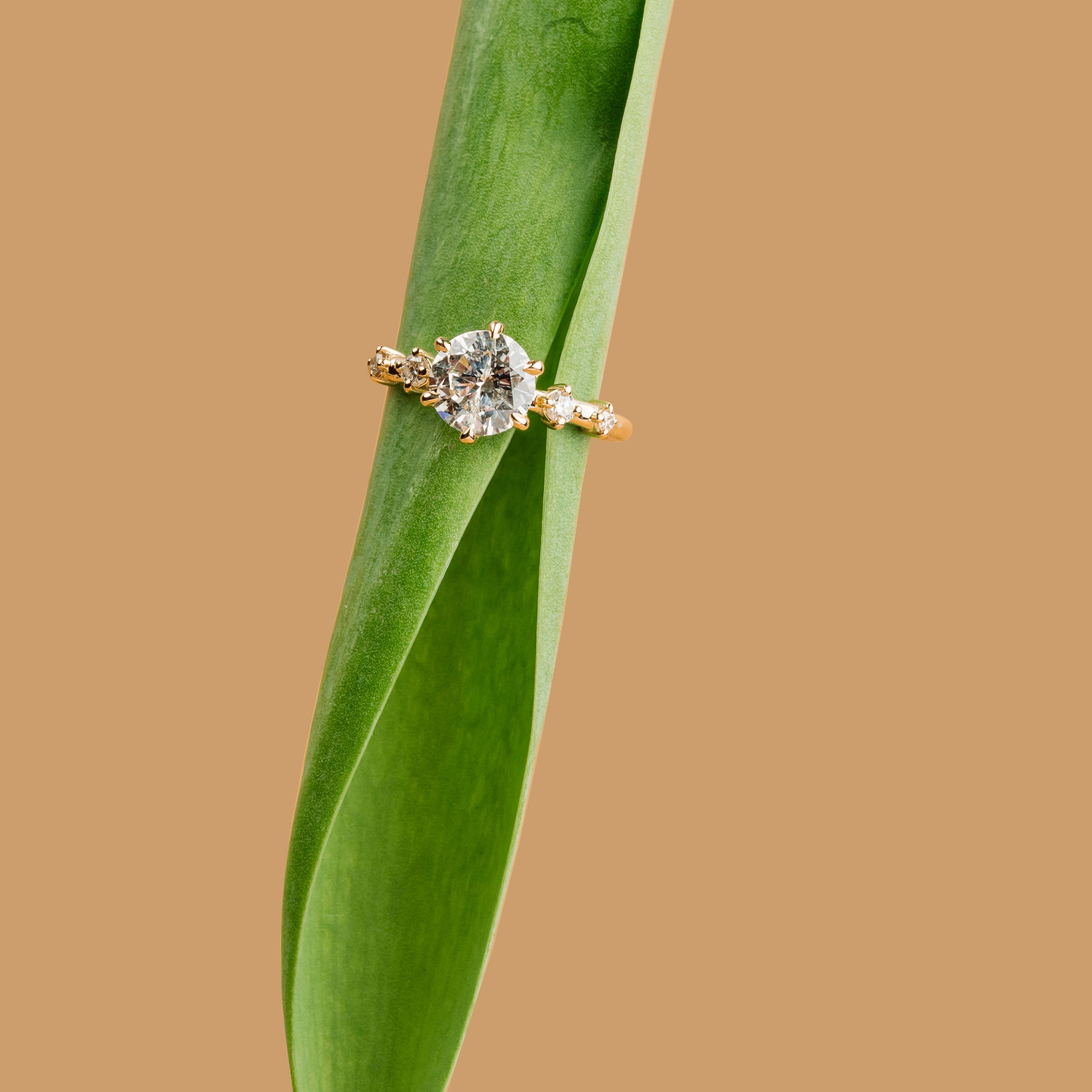Oval Diamond vs Round Diamond and What They Really Look Like on the Hand - MTD