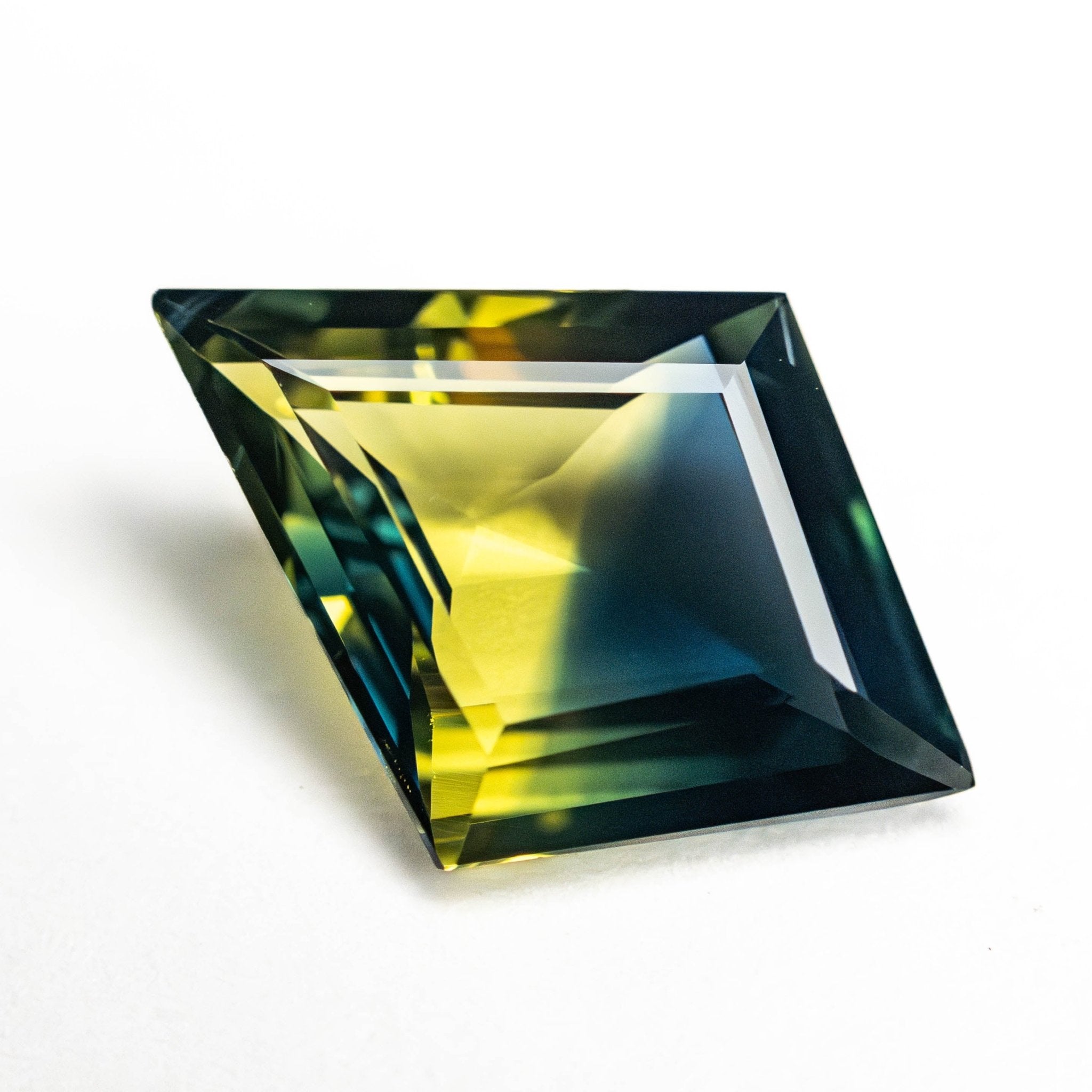 2.68ct 13.52x9.65x3.58mm Kite Step Cut Sapphire 25064-01 - MTD
