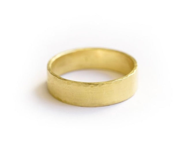 Light Path | Mens Wedding Band Hammered 18k Gold - Melissa Tyson Designs