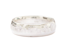 Ripple Effect Men's Hammered Wedding Band Natural White Gold - MTD